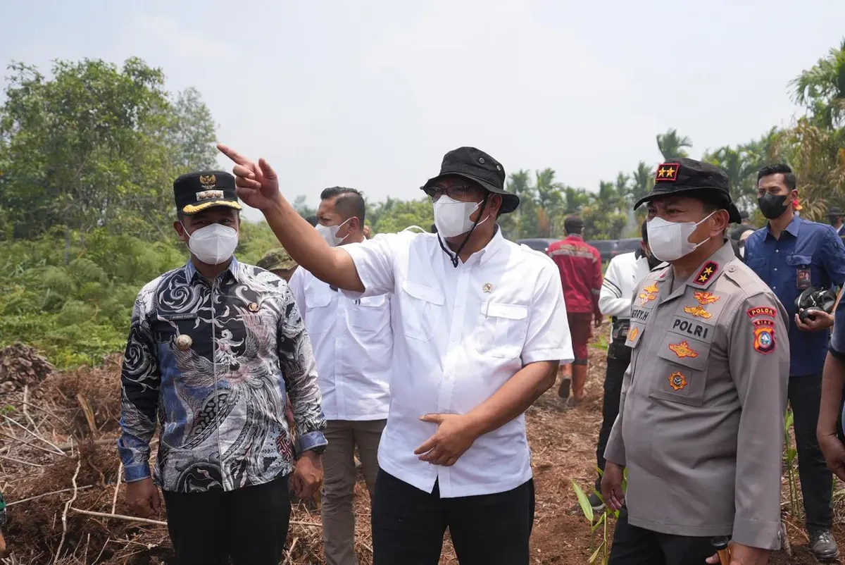 Menteri Lingkungan Hidup (KLH), Moh Jumhur Hidayat didampingi Kapolda Riau, Irjen Pol Herry Heryawan saat meninjau lokasi kebakaran hutan dan lahan, beberapa waktu lalu. (Sumber: Istimewa)