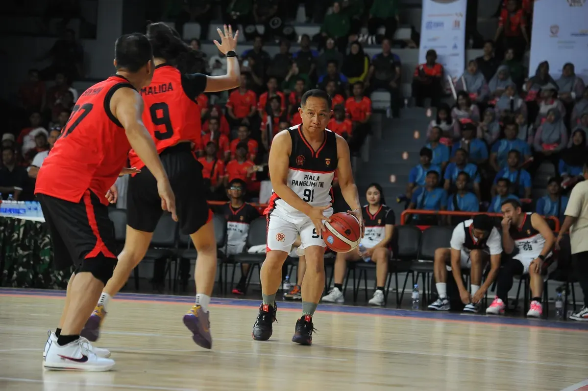 Panglima TNI Jenderal Agus Subiyanto turut bermain dalam laga eksibisi bola basket saat pembukaan Turnamen Piala Panglima TNI 2026 di Jakarta. (Sumber: Istimewa)