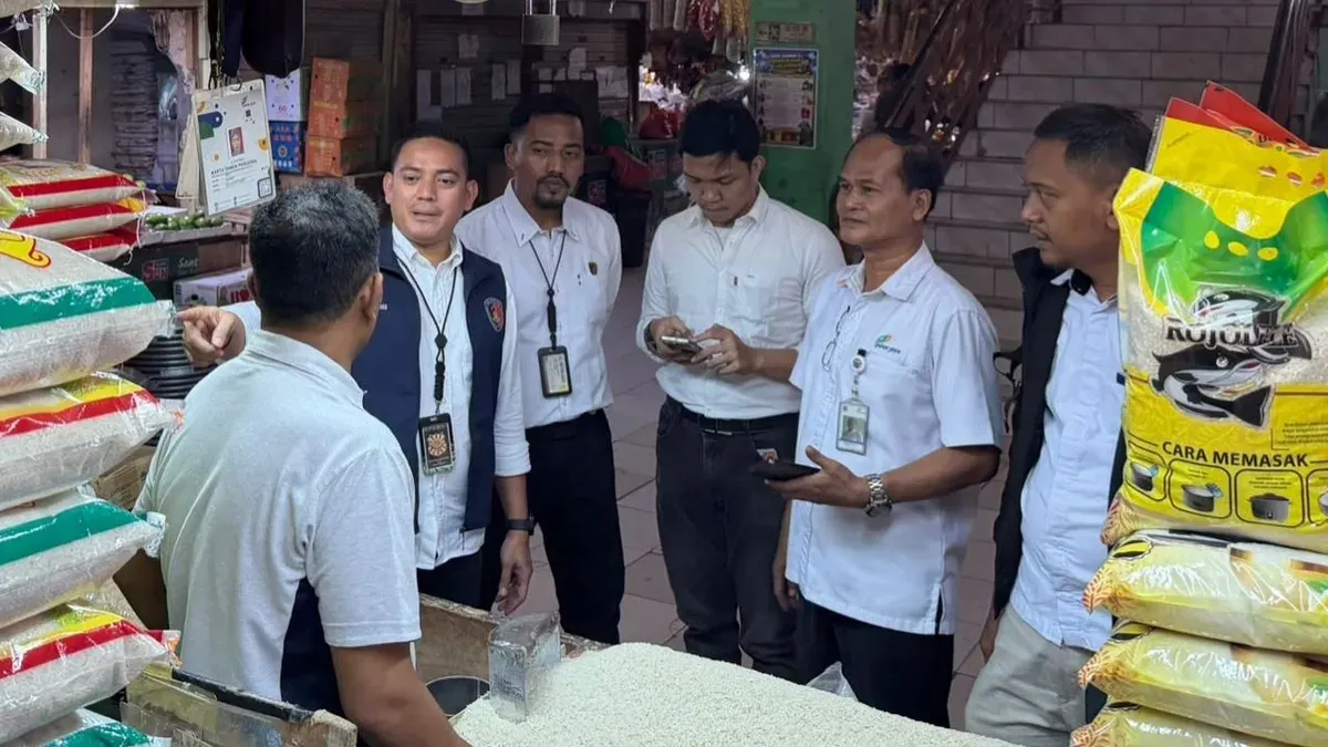 Satgas Pangan Polda Metro Jaya bersama PD Pasar Jaya dan Perum Bulog memantau harga dan ketersediaan beras di wilayah Ciracas, Jakarta Timur, Senin, 14 September 2026. (Sumber: Dok. Istimewa)