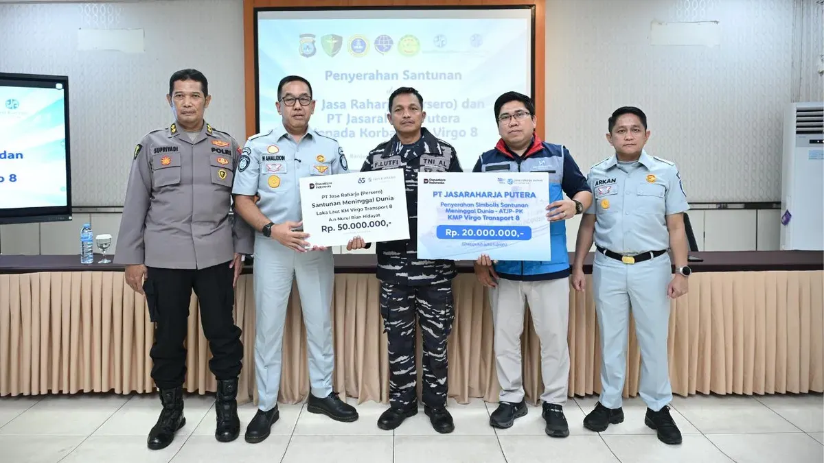 Jasa Raharja menyerahkan santunan kepada keluarga korban ABK yang meninggal dunia dalam insiden KM Virgo Transport 8. (Sumber: Dok. Istimewa)