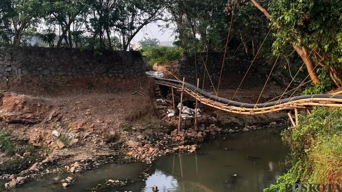 Sungai Cimanceuri di kawasan Milenium, perbatasan Desa Budi Mulya Cikupa dan Desa Matagara Tigaraksa, Kabupaten Tangerang, diduga tercemar. (Sumber: Poskota/Veronica Prasetio)