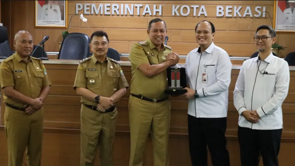 Wali Kota Bekasi, Tri Adhianto Tjahyono (tengah). (Sumber: Istimewa)