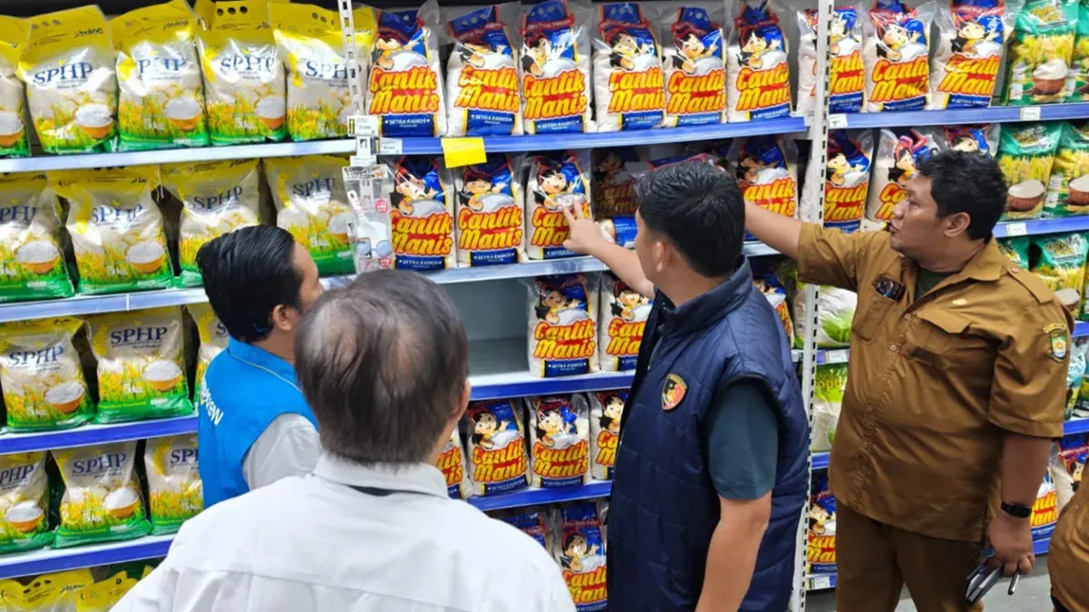 Ditreskrimsus Polda Metro Jaya mengecek ketersediaan dan harga beras di sejumlah pasar serta supermarket di Kota Tangerang. (Sumber: Polda Metro Jaya)