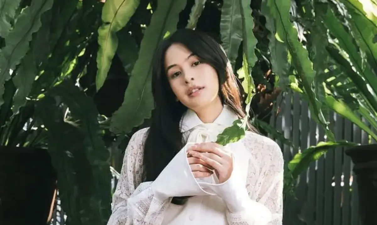 Maudy Ayunda merupakan alumni University of Oxford dan Stanford University. Ia menerima beasiswa LPDP untuk studi S2 di Stanford dan tercatat dalam PK-142. (Sumber: Instagram/@Maudyayunda)