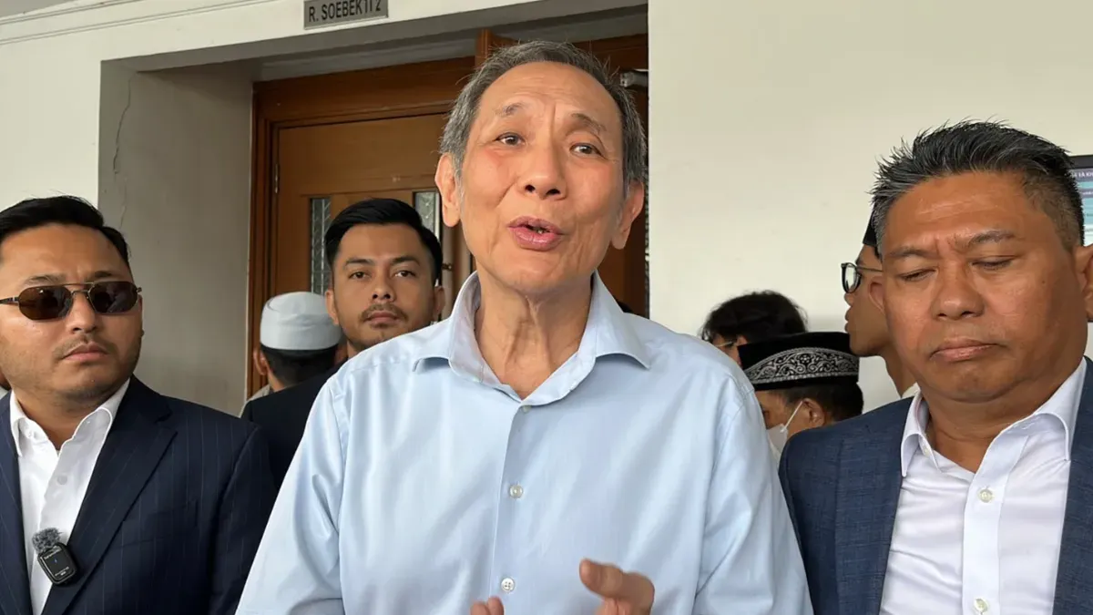 Potret Jusuf Hamka (tengah) hadir secara langsung dalam sidang dakwaan perkara dugaan hoaks dan manipulasi informasi elektronik berbasis deepfake AI di Pengadilan Negeri Jakarta Pusat, Selasa, 15 September 2026. (Sumber: Istimewa)