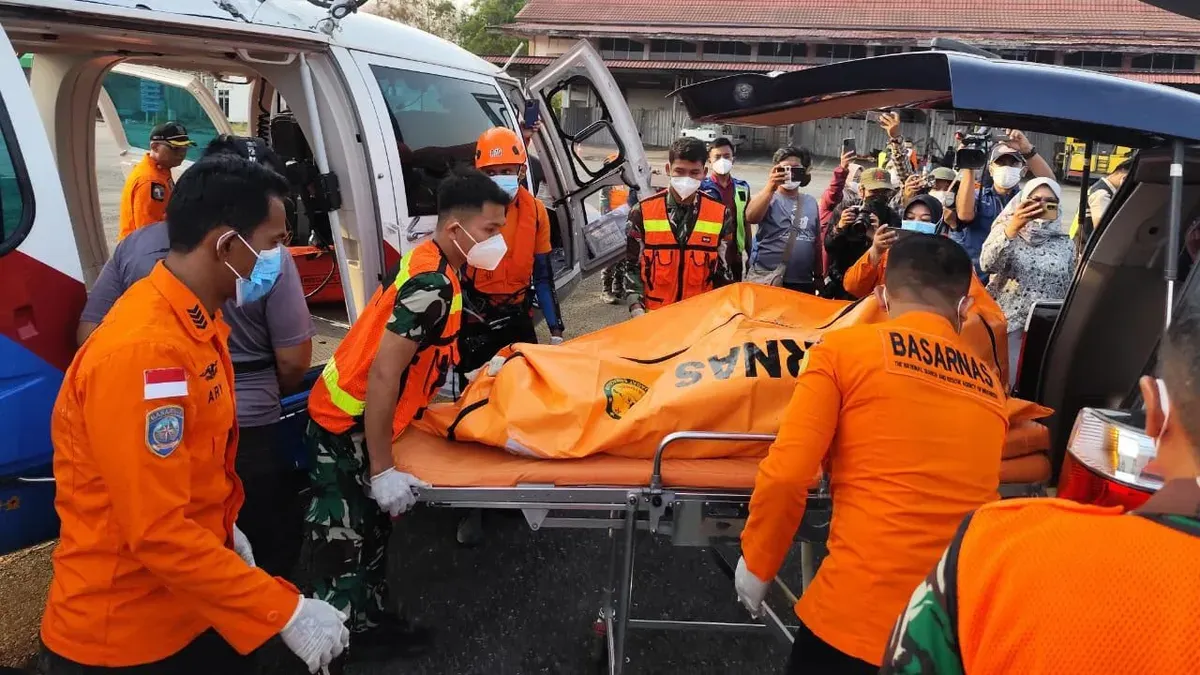 Polri mengevakuasi dua jenazah korban kecelakaan KM Virgo Transport 8 dari perairan selatan Banjarmasin, Kalimantan Selatan, Selasa, 15 September 2026. (Sumber: Dok. Istimewa)