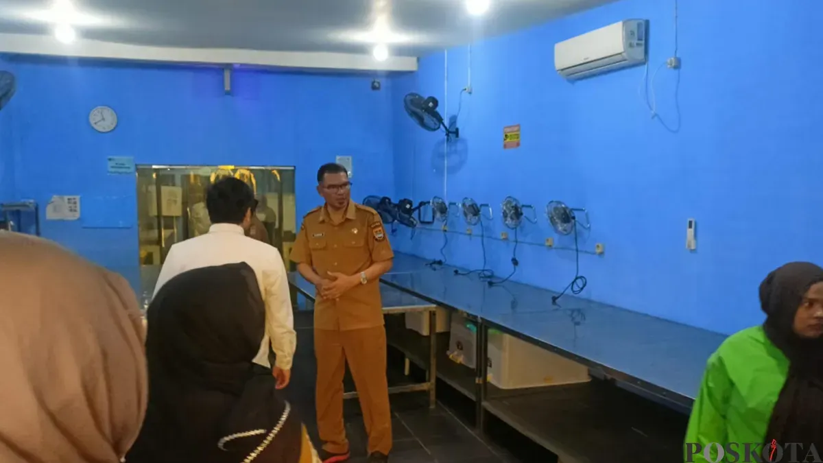 Suasana inspeksi mendadak di SPPG Cipeundeuy, Kabupaten Bandung Barat. (Sumber: Pos Kota/Gatot Poedji Utomo)