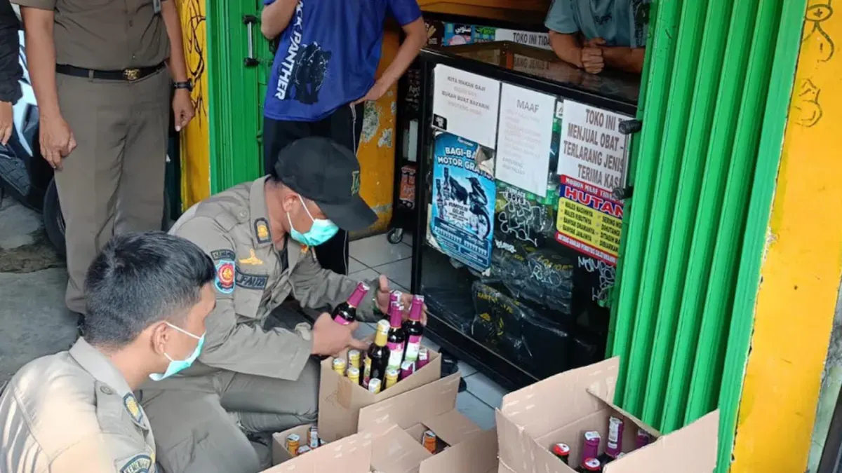 Ribuan botol miras disita Satpol PP Kota Depok di warung sembako dan jamu. (Sumber: Satpol PP Depok)