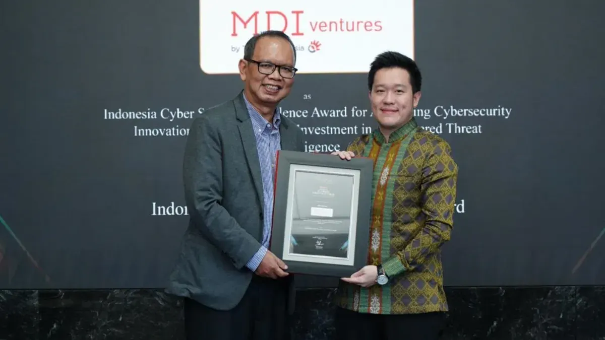 VP Corporate Communication dan Strategy MDI Ventures Alvin Evander (paling kanan) mewakili MDI Ventures menerima penghargaan dalam ajang Indonesia Cyber Security Summit (ICSS) 2026, yang diselenggarakan Warta Ekonomi di Jakarta. (Sumber: Istimewa)
