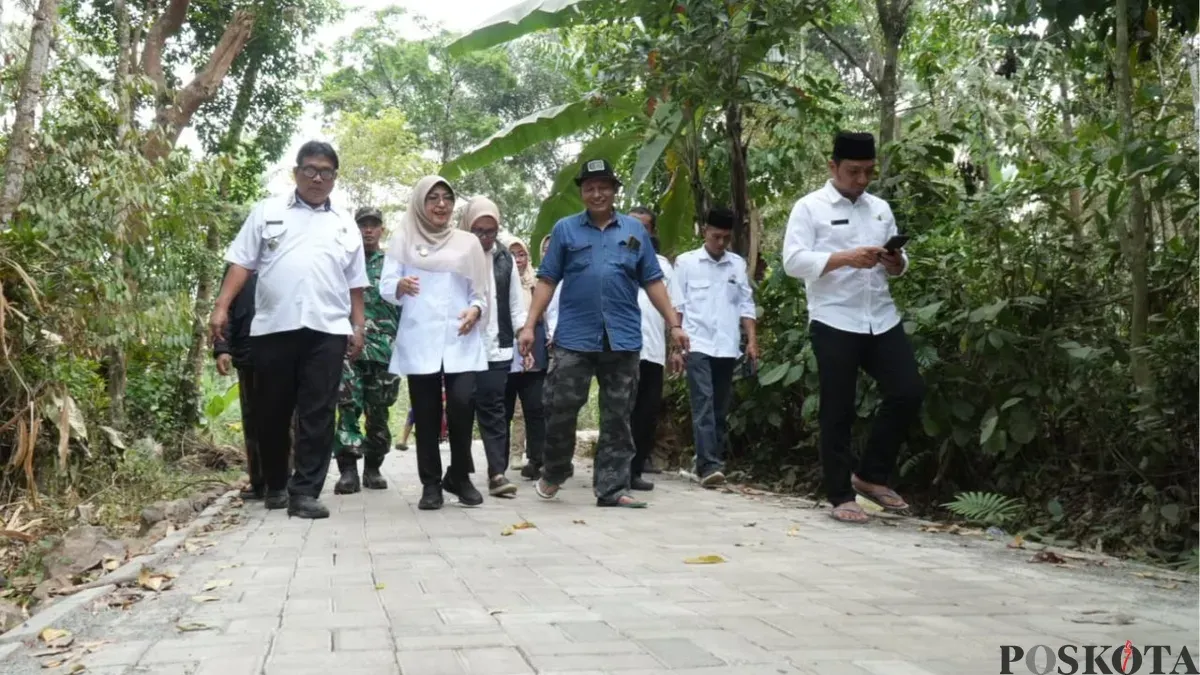 Bupati Pandeglang, Raden Dewi Setiani bersama jajarannya meninjau pembangunan jalan Banyumundu-Saninten. (Sumber: Poskota/Samsul Fatoni)