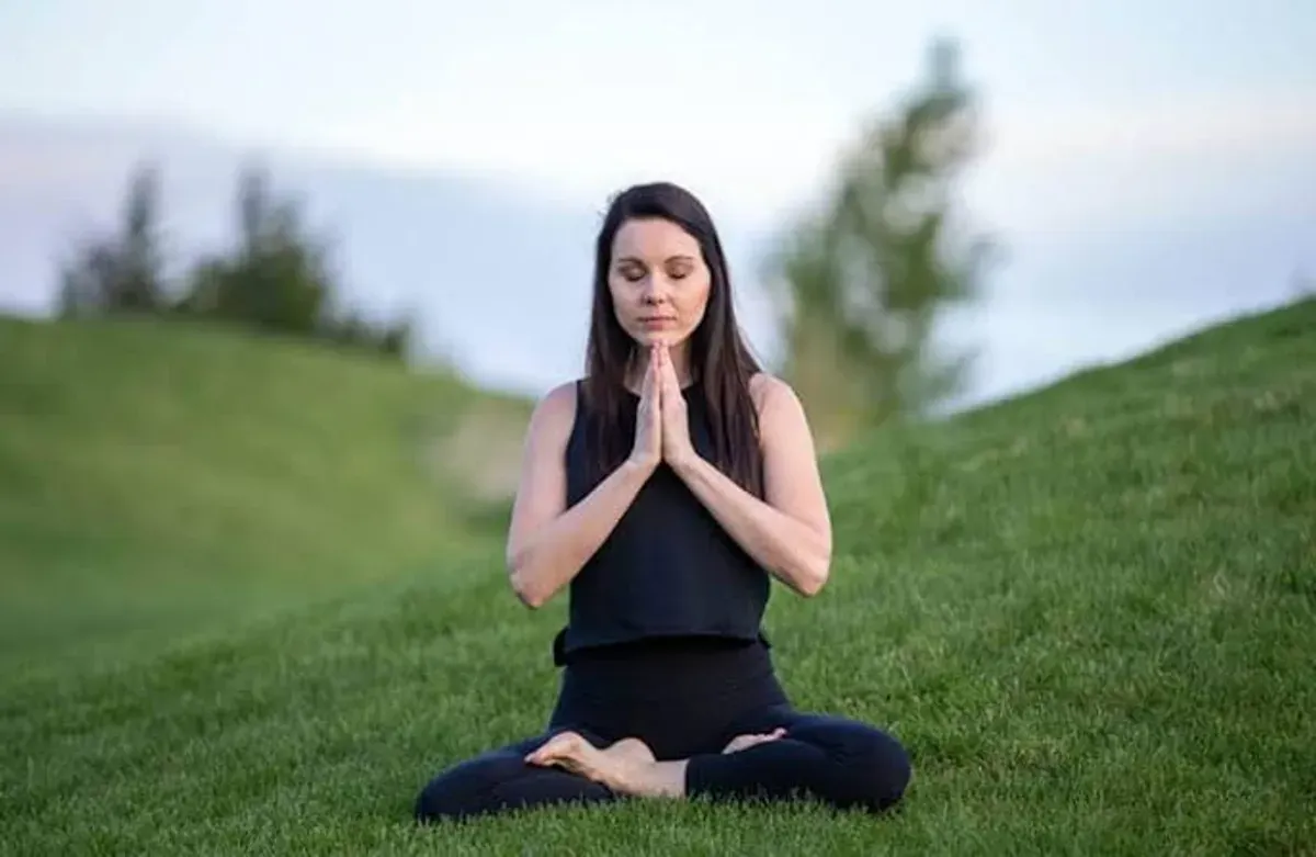Mindfulness dapat dilatih melalui aktivitas sederhana dengan memusatkan perhatian pada apa yang sedang terjadi saat ini. (Sumber: WIkimedia Commons)