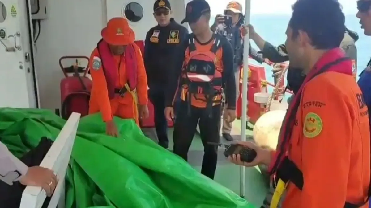 Tim SAR gabungan temukan terpal warna hijau saat pencarian rombongan jurnalis dan ABK yang hilang di Selat Sunda, Carita, Kabupaten Pandeglang, Banten, Rabu, 16 September 2026. (Sumber: Dok. Istimewa)