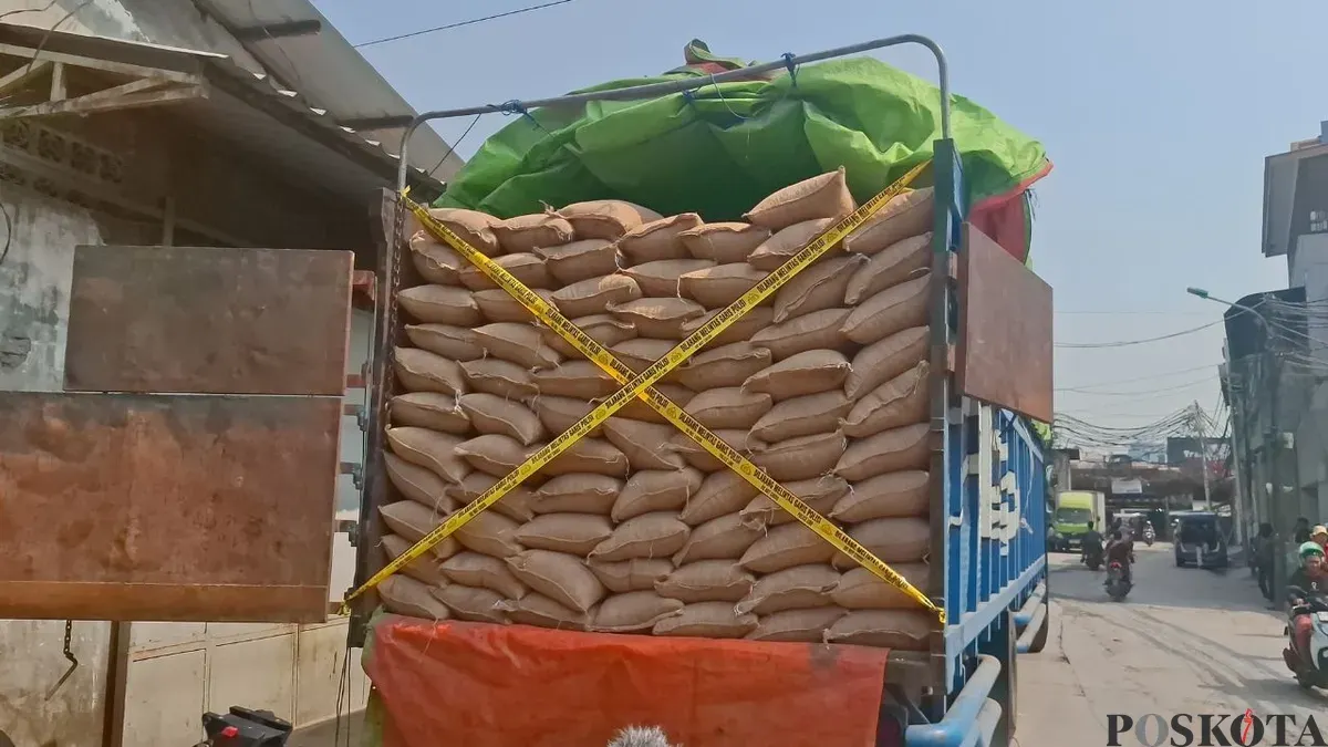 Direktorat Reserse Kriminal Khusus Polda Metro Jaya mengungkap kasus dugaan impor kacang tanah ilegal sebanyak 49,85 ton atau setara 1.536 karung di kawasan Penjaringan, Jakarta Utara, Rabu, 16 September 2026. (Sumber: Poskota/Ali Mansur)