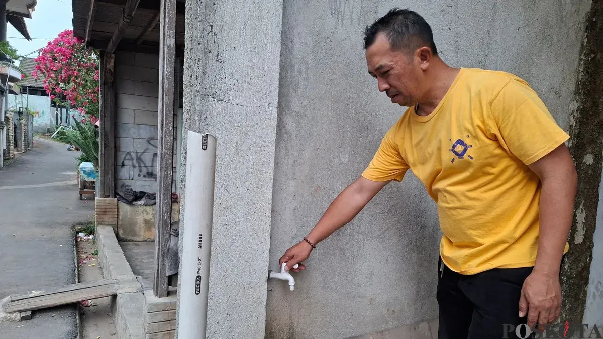 Kekeringan terjadi di RW 05 Kelurahan Sawangan Baru, Kecamatan Sawangan, Kota Depok. (Sumber: Poskota/Angga Pahlevi)