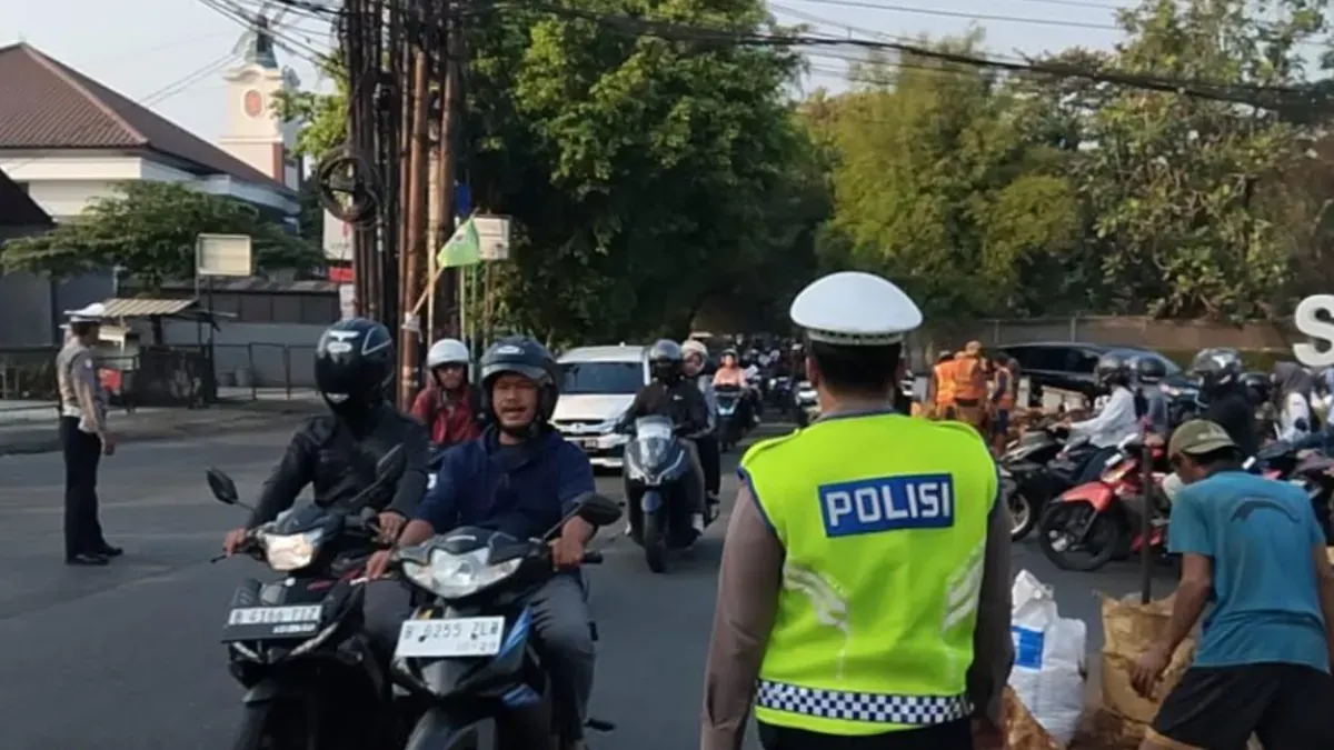 Polisi mengatur lalu lintas di Jalan Raya Cinere, Kota Depok yang mengalami kemacetan parah akibat galian PDAM. (Sumber: Polsek Cinere)