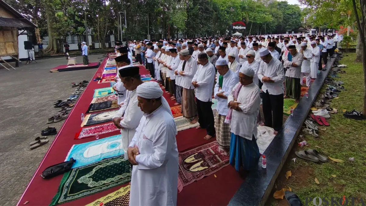 Salat Istisqa di Alun-Alun Taman Pasanggrahan Padjadjaran, Kabupaten Purwakarta, Jawa Barat, Rabu, 16 September 2026. (Sumber: Poskota/Dadan Sukmana)
