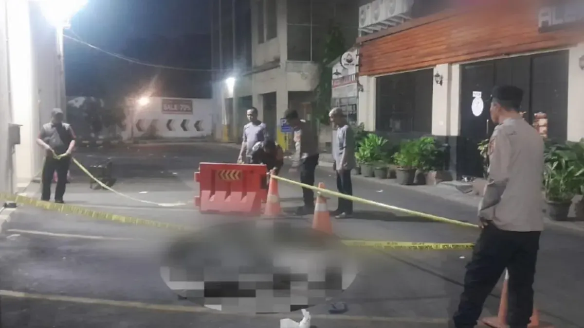 Petugas Polsek Serang mengamankan lokasi jatuhnya pengunjung tempat hiburan. (Sumber: Polsek Serang)