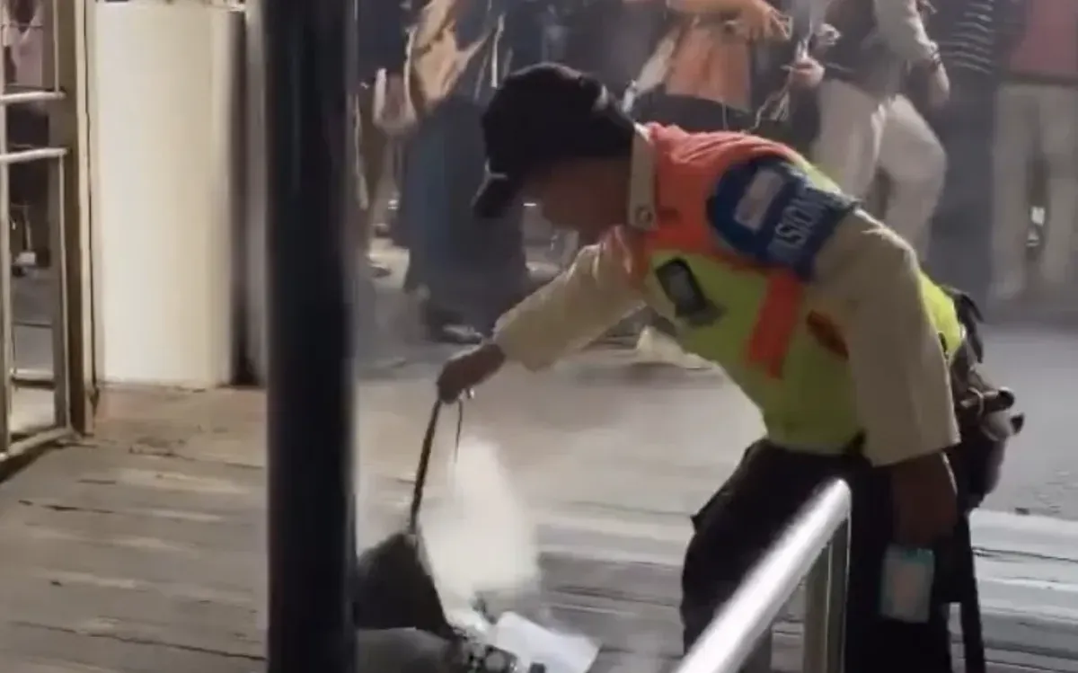 Ilustrasi HP terbakar di dalam tas penumpang KRL. Insiden dua perangkat terbakar terjadi saat Commuter Line 1641 berhenti di Stasiun Rawa Buntu, Kamis (17/9/2026). (Sumber: Instagram/@jabodetabek24)