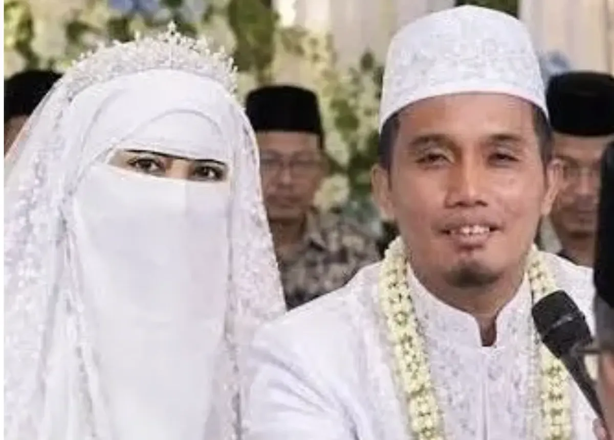 Ilustrasi foto yang beredar di medsos Umi Pipik bersama Ustaz Maulana viral di TikTok. Kabar pernikahan keduanya belum dikonfirmasi secara resmi. (Sumber: Tiktok)