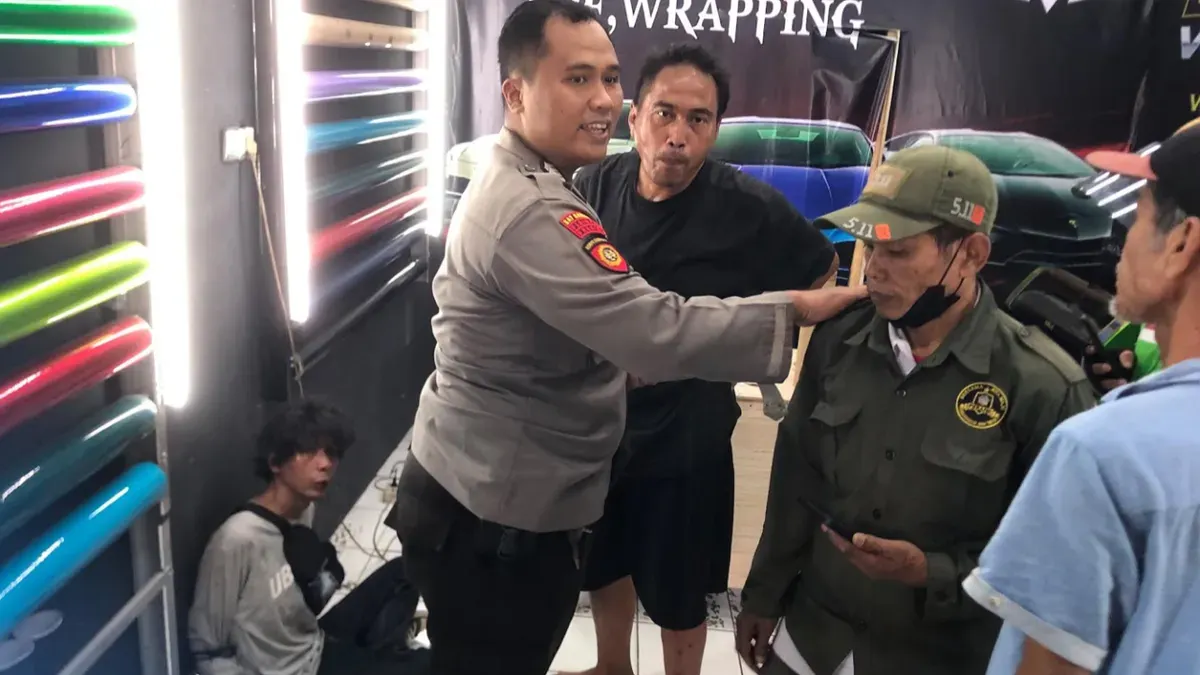 Anggota Polsek Pancoran Mas melakukan olah TKP mengamankan pelaku beserta mengambil keterangan korban. (Sumber: Polres Metro Depok)