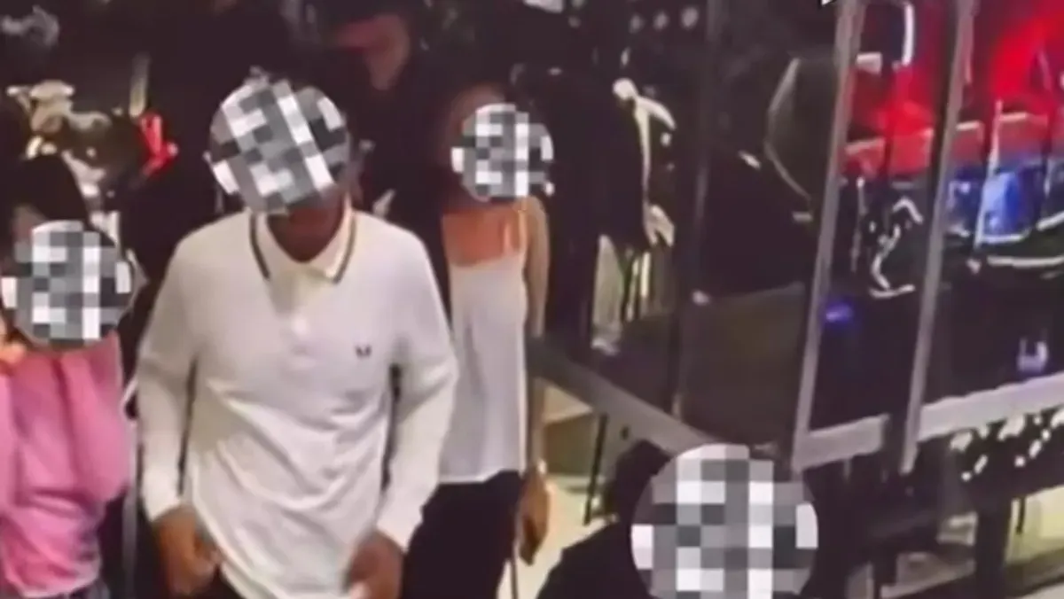 Tangkapan layar rekaman CCTV kejadian seoranv pria menendang wanita di area food court Mal Senayan City, Jakarta Pusat. (Sumber: Instagram/@viralforjusticecom)