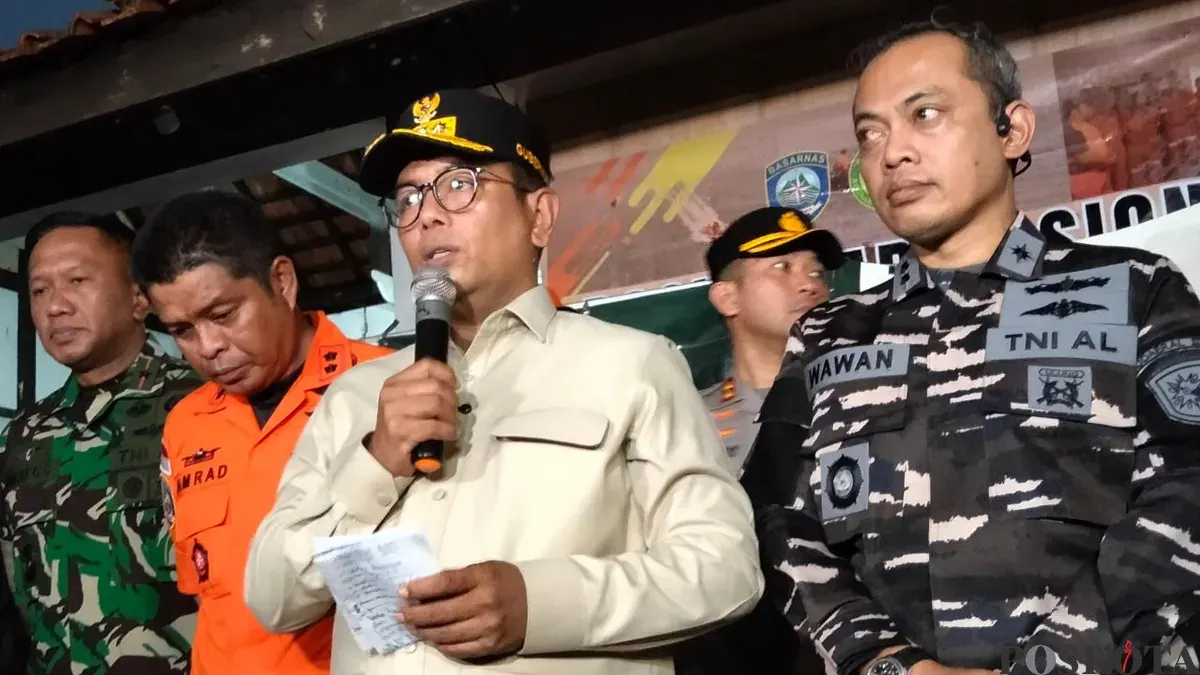 Gubernur Banten, Andra Soni menyampaikan, pencarian rombongan jurnalis hilang dihentikan di Dermaga Marina Carita, Kabupaten Pandeglang, Kamis, 17 September 2026. (Sumber: Poskota/Samsul Fatoni)
