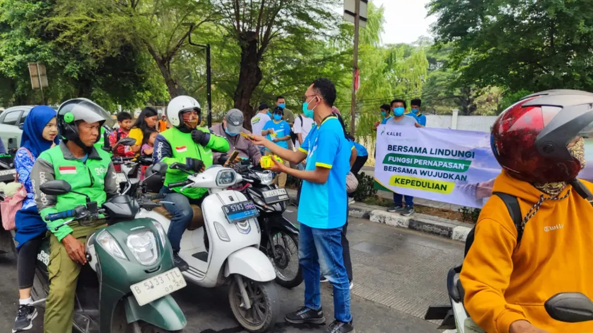 Aksi tanggap Kalbe Consumer Health bagikan masker di Jakarta untuk mencegah ISPA akibat abu vulkanik erupsi Gunung Anak Krakatau. (Sumber: Istimewa)