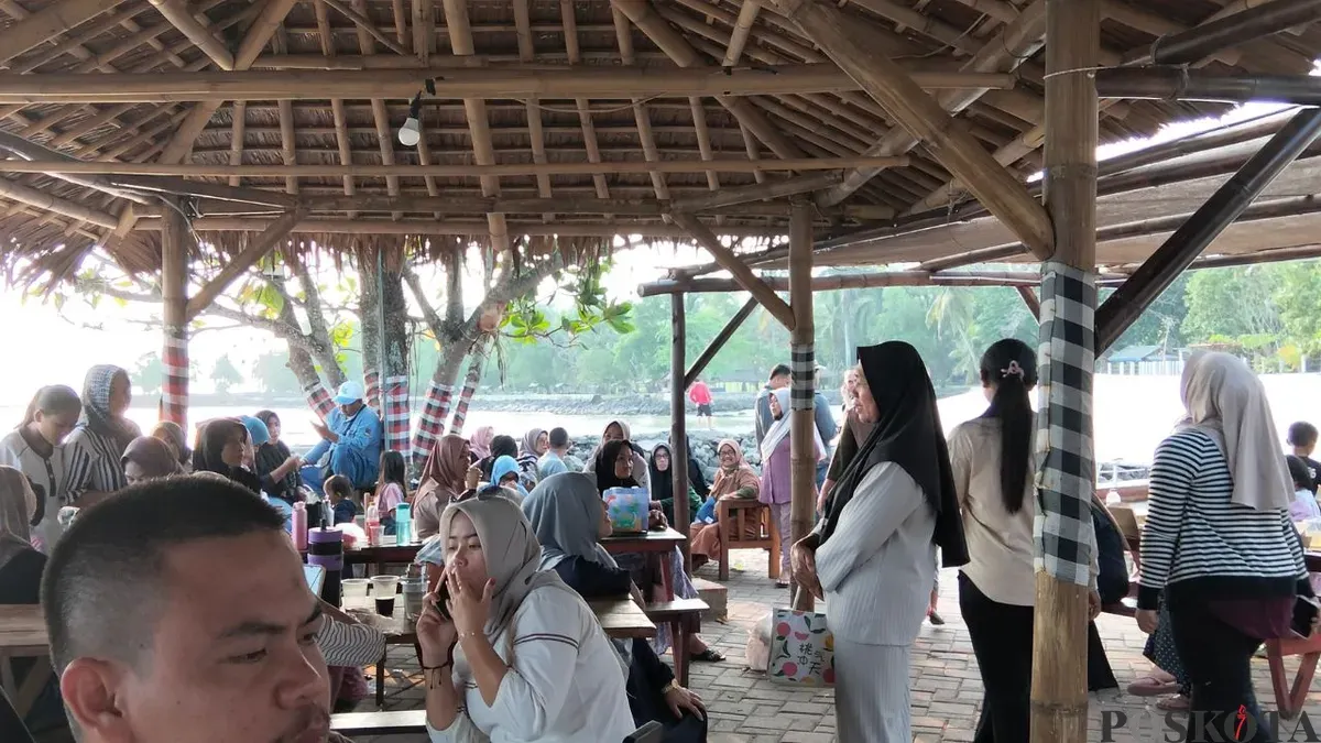 Ratusan warga memadati dermaga Marina Carita, Kabupaten Pandeglang, Banten, Kamis, 17 September 2026. (Sumber: Poskota/Samsul Fatoni)