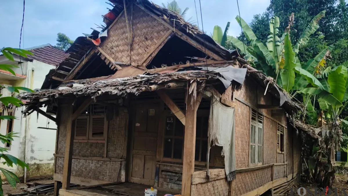 Kondisi bangunan rumah Basri di Kecamatan Cikedal, Pandeglang, cukup memprihatinkan. (Sumber: Pos Kota/ Samsul Fatoni)