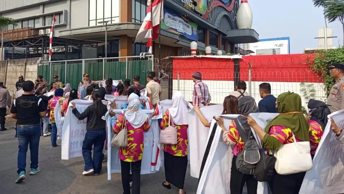 Ratusan karyawan PT Arjuna Prabadwipa Amarta saat melakukan unjuk rasa di depan gedung Arjuna Hyperbowling, Jalan Raya Kedoya, Jakarta Barat, Kamis, 17 September 2026. (Sumber: Dok. Istimewa)