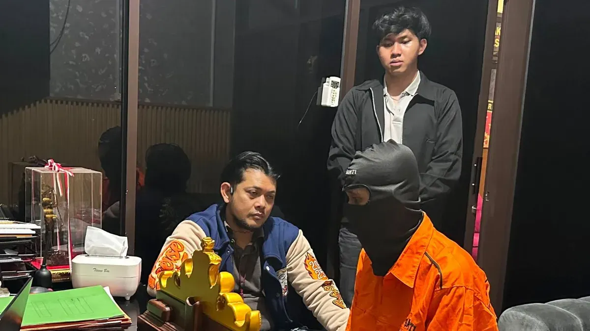 Tersangka menjalani pemeriksaan di ruang Unit Jatanras Polresta Serang Kota atas dugaan kasus pembunuhan. (Sumber: Dok. Istimewa)