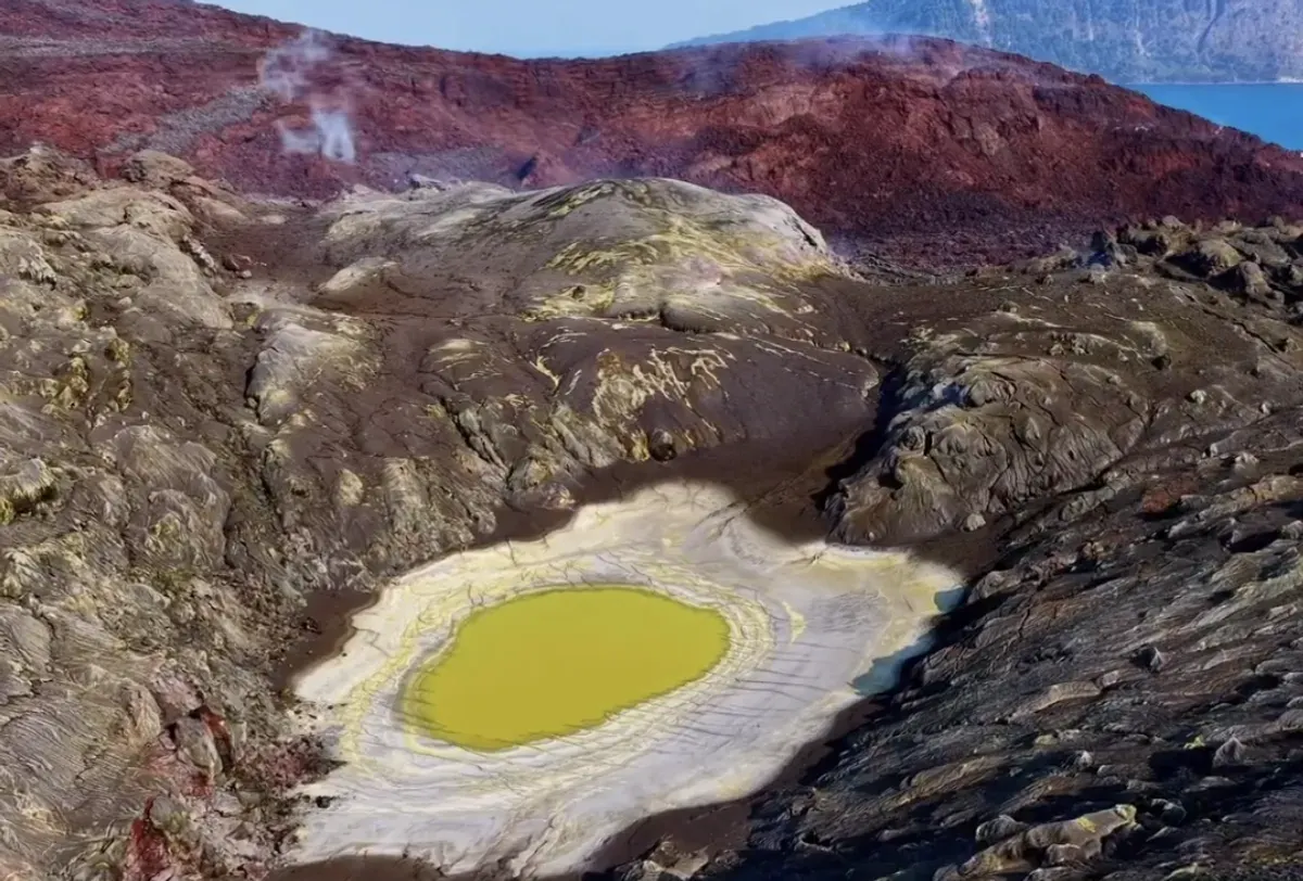 Penampakan kawah Gunung Anak Krakatau yang terlihat menyerupai telur ceplok setelah rangkaian erupsi pada awal September 2026. Fenomena tersebut merupakan genangan air yang terkontaminasi gas belerang. (Sumber: Instagram/@wxchasing)