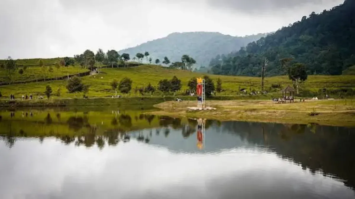 Sejumlah destinasi wisata Bogor menawarkan pilihan liburan beragam, mulai dari wisata alam, taman bunga hingga tempat rekreasi bernuansa Eropa. (Sumber: Wikimedia Commons)