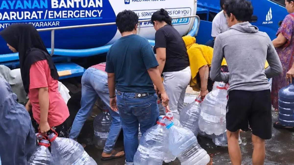 Suasana distribusi air bersih secara cuma-cuma dari PAM Jaya di wilayah Jakarta Barat. (Sumber: PAM Jaya)