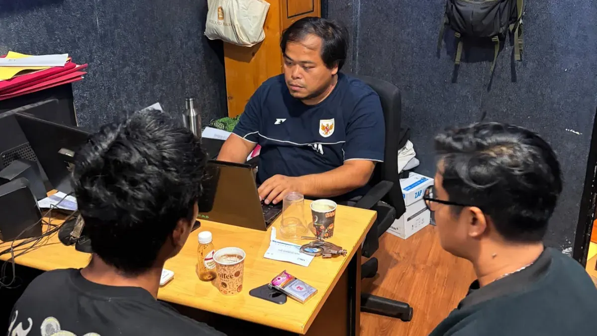 Tersangka BBS didampingi kuasa hukumnya saat menjalani pemeriksaan di ruang Unit 1 Satresnarkoba Polres Serang. (Sumber: Satresnarkoba Polres Serang)