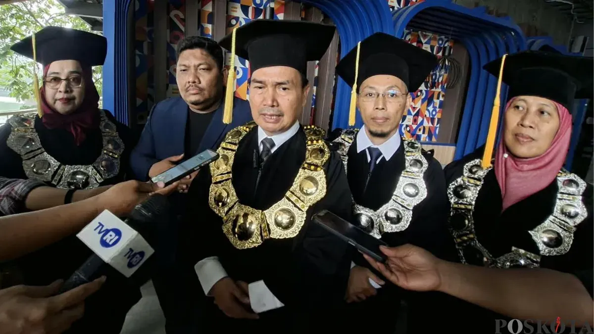 Direktur PNJ, Dr. Syamsurizal bersama jajaran di sela acara wisuda ke-42 di Balairung UI, Kota Depok, Sabtu, 19 September 2026. (Sumber: Poskota/Angga Pahlevi)