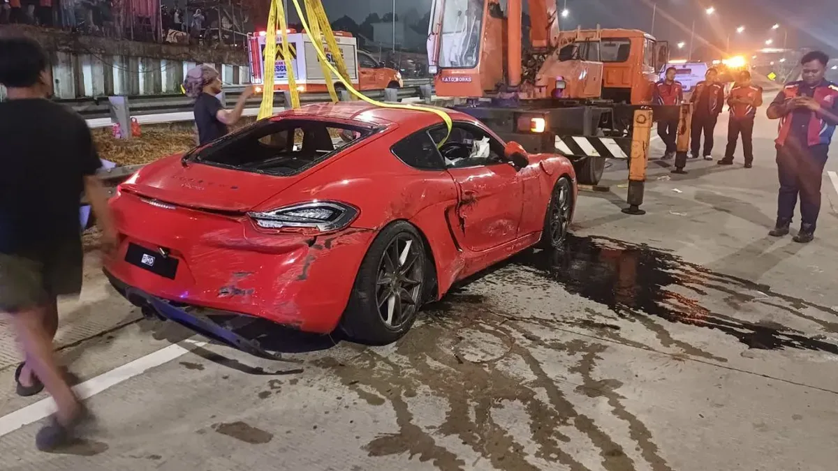 Mobil sport Porsche mengalami kecelakaan tunggal di Jalan Tol Depok-Antasari (Desari) KM 4+200 B, kawasan Cinere, Sabtu, 19 September 2026, malam. (Sumber: Dok. Istimewa)