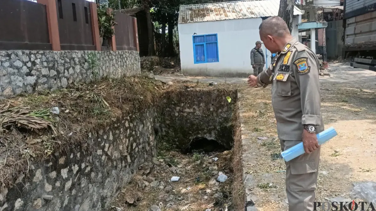 Petugas Satpol PP KBB, temukan bangunan liar di jalur irigasi Padalarag. (Sumber: Pos Kota/Gatot Poedji Utomo)