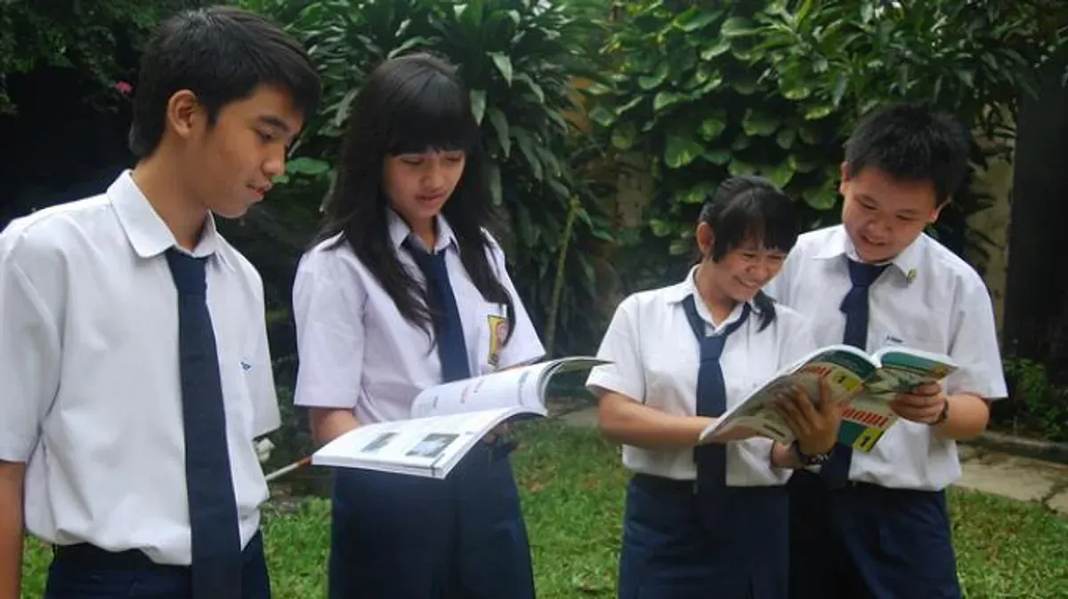 Ilustrasi siswa SMP (Sumber: Wikimedia Commons)