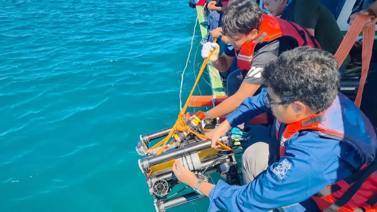 Ilustrasi proses penurunan robot bawah air. (Sumber: ITB)