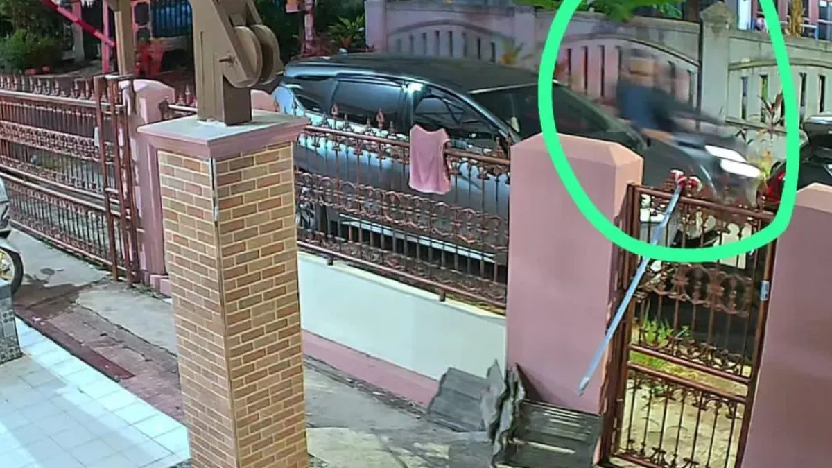 Diduga pengendara motor sesaat sebelum memecahkan kaca motor pegawai UIN Syarif Hidayatullah Jakarta terekam kamera CCTV. (Sumber: UIN Syarif Hidayatullah Jakarta)