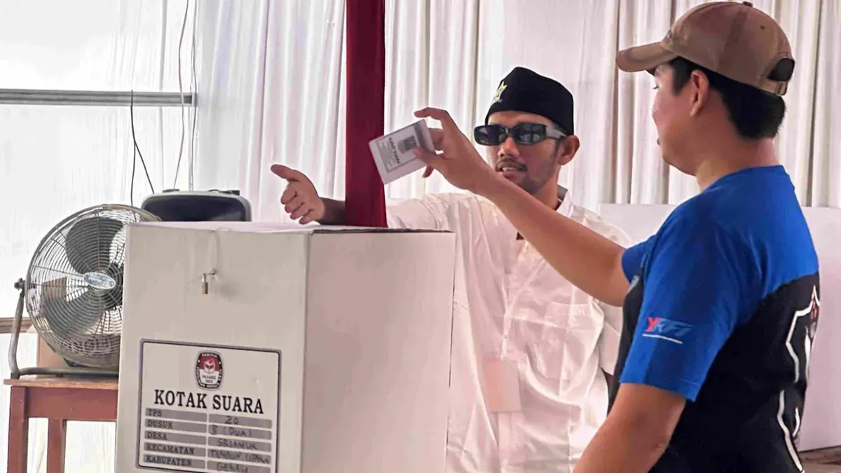Warga memasukkan surat suara ke dalam kotak suara pada Pemilihan Kepala Desa (Pilkades) Serentak Bekasi, Minggu, 20 September 2026. (Sumber: Diskominfosantik Kabupaten Bekasi))