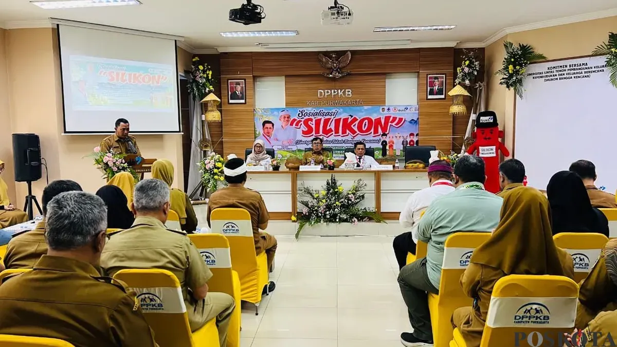 Sekda Purwakarta, Sri Jaya Midan membuka kegiatan sosialisasi Silikon bertempat di Aula Kantor DPPKB Purwakarta, Jawa Barat, Senin, 21 September 2026. (Sumber: Poskota/Dadan Sukmana)