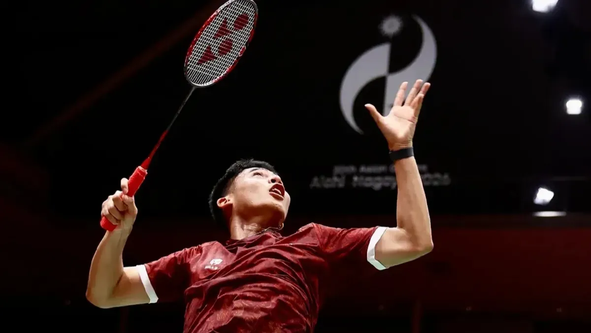 Moh Zaki Ubaidillah saat tampil di babak perempat final Asian Games 2026 dari nomor beregu putra yang diselenggarakan pada Selasa, 22 September 2026. (Sumber: Instagram/@badminton.ina)