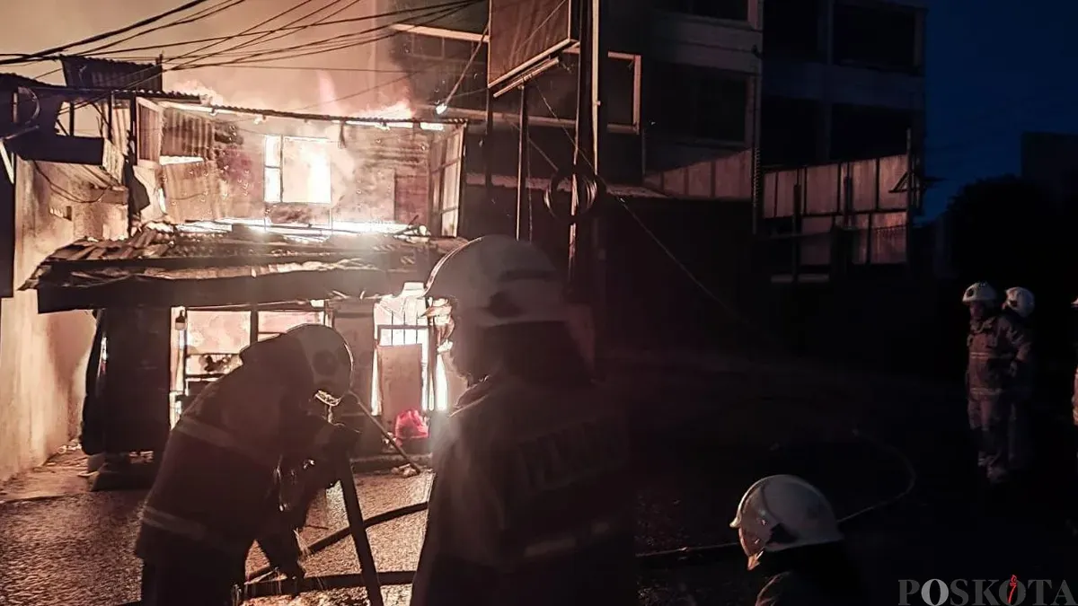 Kebakaran rumah di Jalan Masjid Al Huda, Kelurahan Kebayoran Lama Utara, Kecamatan Kebayoran Lama, Jakarta Selatan, Selasa, 22 September 2026, malam WIB. (Sumber: Poskota/Ali Mansur)