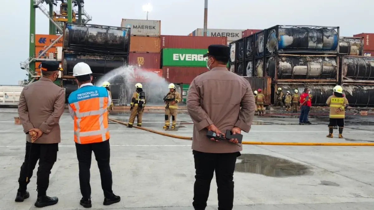 Polisi tengah menyelidiki penyebab kebakaran kontainer berisi minyak Mentah di Pelabuhan Tanjung Priok, Jakarta Utara. (Sumber: Polda Metro Jaya)