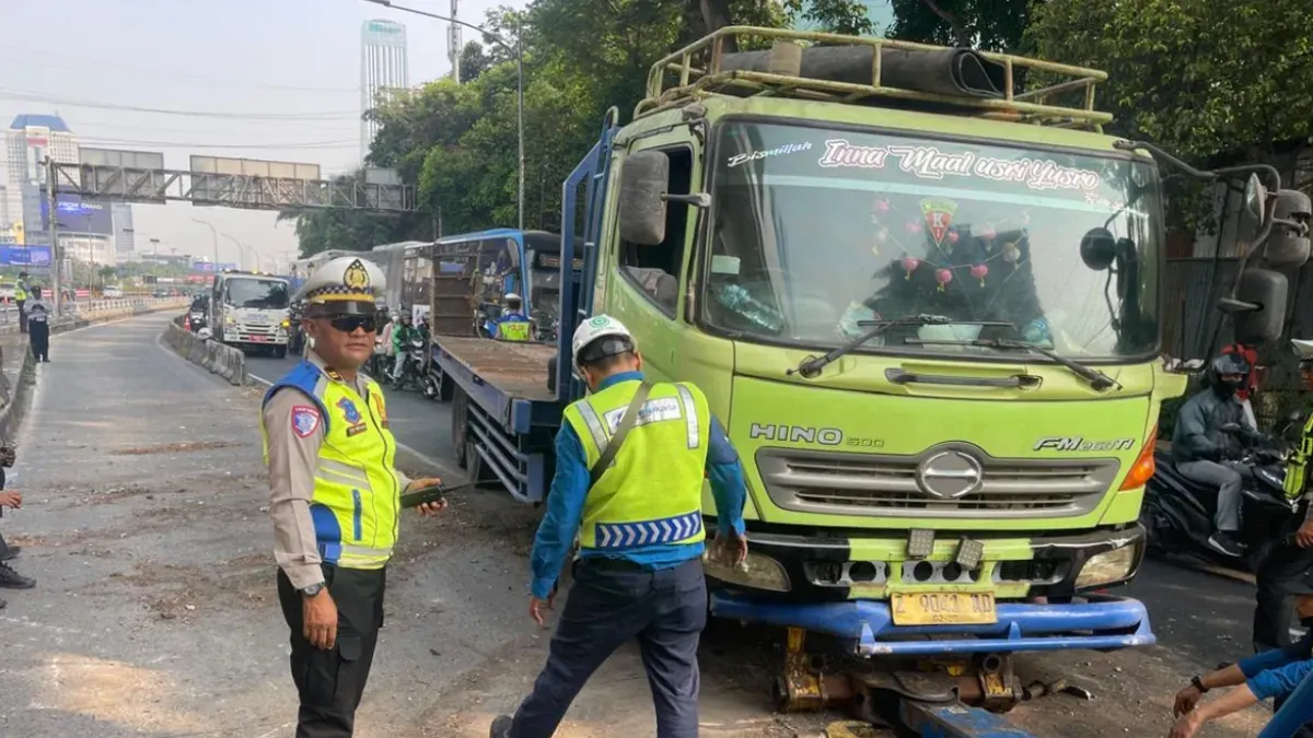 Kecelakaan lalu lintas melibatkan sebuah truk tronton terjadi di Jalan Gatot Subroto arah timur, tepatnya di depan Halte Busway Denpasar, Jakarta Selatan, Selasa, 22 September 2026. (Sumber: Polda Metro Jaya)