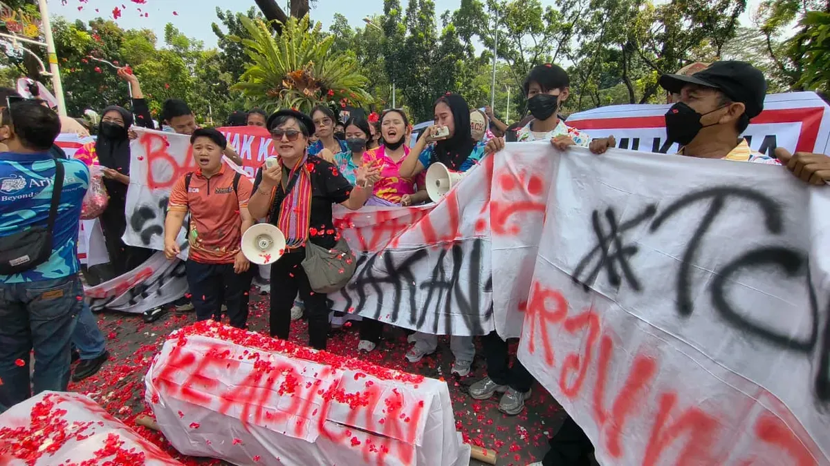 Ratusan karyawan Club de Arjuna menggelar aksi damai di Balai Kota DKI Jakarta, Senin (21/9/2026), menuntut tempat kerja dibuka kembali setelah tiga bulan ditutup. (Sumber: Istimewa)