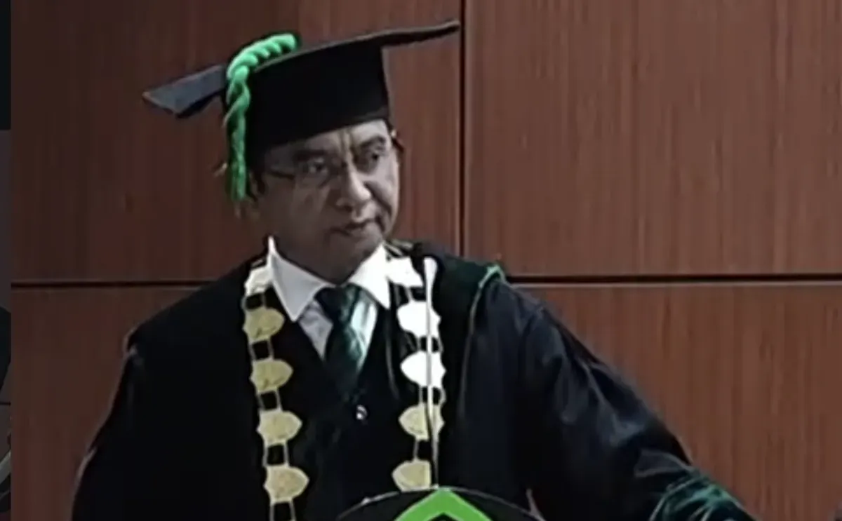 Rektor UIN Alauddin Makassar Prof. Hamdan Juhannis menyampaikan pesan humanis kepada wisudawan tentang pentingnya menghargai orang-orang di lingkungan kampus. (Sumber: Instagram/@hamdanjuhannis)