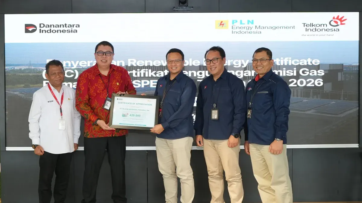 Telkom menerima Certificate of Appreciation dari PT EMI atas pemanfaatan REC dan SPE GRK dalam mendukung upaya dekarbonisasi. (Sumber: Dok. Telkom)